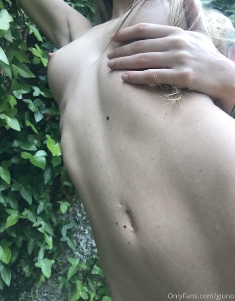 Foto di nudo di fuga di OnlyFans di Giuno