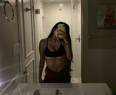 Foto di nudo di fuga di OnlyFans di Emilia Torres