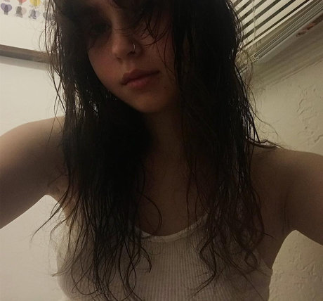 Foto di nudo di fuga di OnlyFans di Clairo