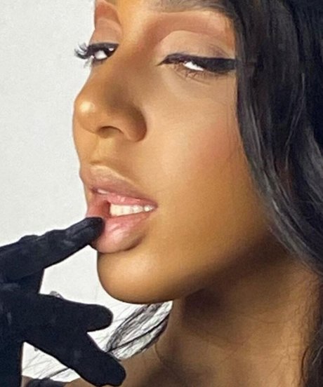 Foto di nudo di fuga di OnlyFans di Alisha Kone