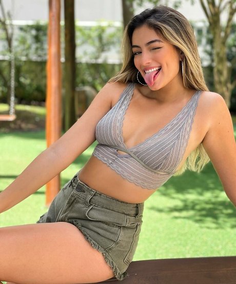 Foto di nudo di fuga di OnlyFans di Julia Puzzuoli