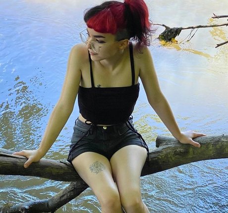 Foto di nudo di fuga di OnlyFans di Ultravioletdarling