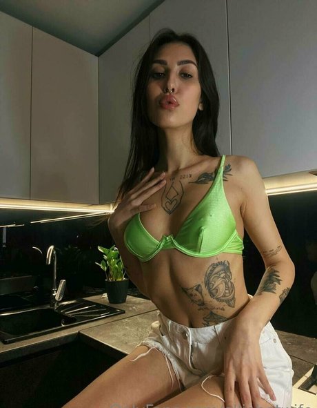Elliehotwife