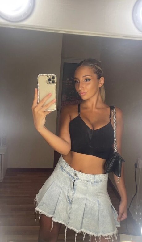 Foto di nudo di fuga di OnlyFans di Bustyana