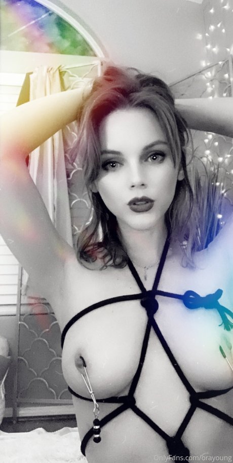 Foto di nudo di fuga di OnlyFans di Ora Young