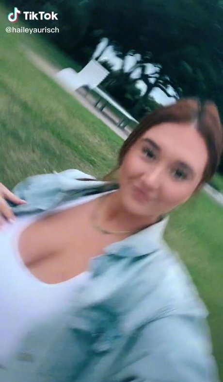 Foto di nudo di fuga di OnlyFans di Hayley Aurisch