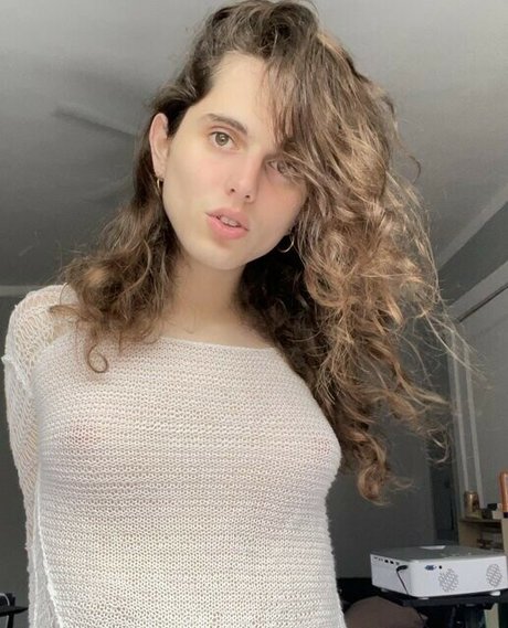 Foto di nudo di fuga di OnlyFans di Helmet Girl