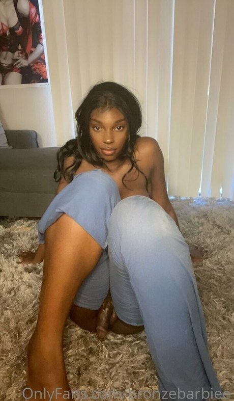 Foto di nudo di fuga di OnlyFans di Bronzebarbie2