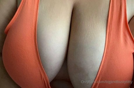 Foto di nudo di fuga di OnlyFans di Bigandbustytitty
