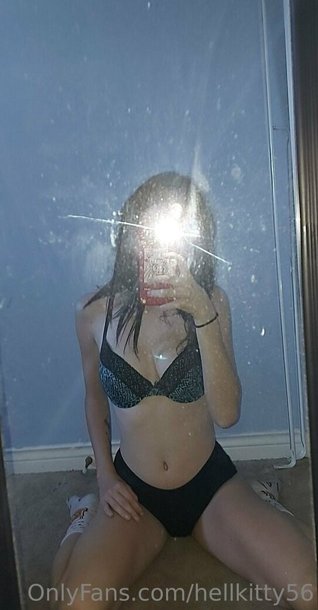Foto di nudo di fuga di OnlyFans di Hellkitty56