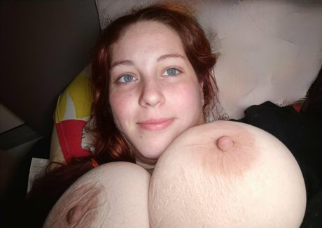 Foto di nudo di fuga di OnlyFans di Redheadanne