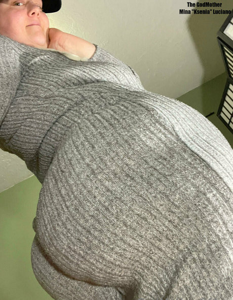 Foto di nudo di fuga di OnlyFans di Godmotherofassfree