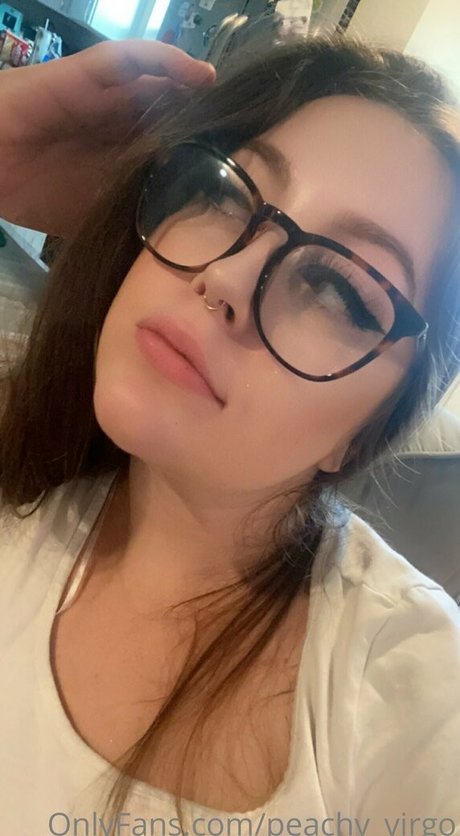 Foto di nudo di fuga di OnlyFans di Peachyvirgo