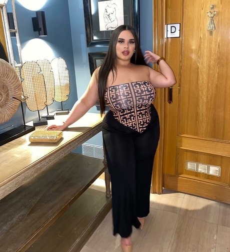 Foto di nudo di fuga di OnlyFans di Curvyexoticaa