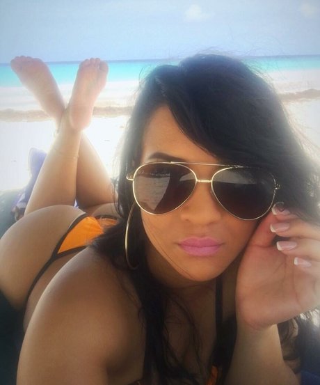 Foto di nudo di fuga di OnlyFans di Toni Salina Chee Young