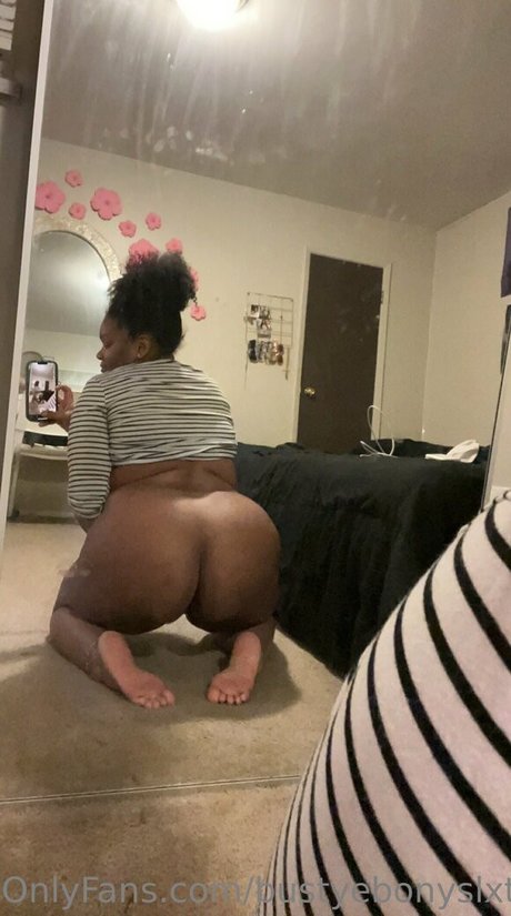 Foto di nudo di fuga di OnlyFans di Bustyebonyslxt
