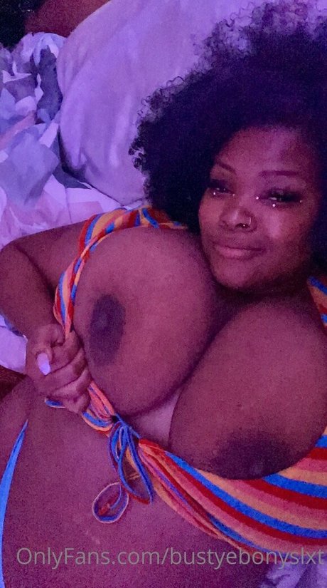 Foto di nudo di fuga di OnlyFans di Bustyebonyslxt