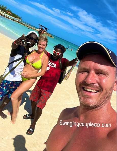 Foto di nudo di fuga di OnlyFans di Swingingcouple