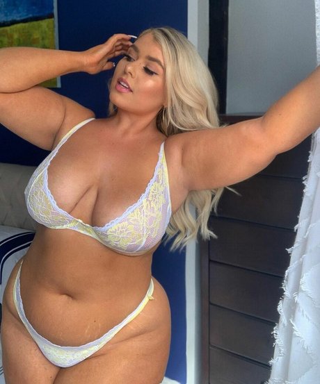 Foto di nudo di fuga di OnlyFans di Izzy Nicholls
