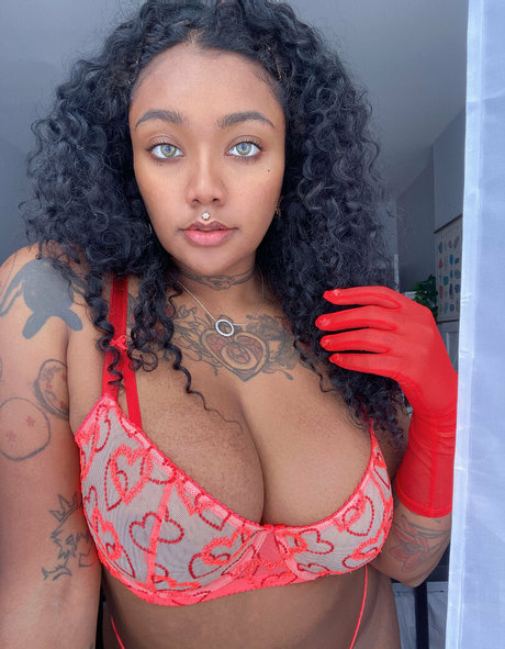 Foto di nudo di fuga di OnlyFans di Izzysaeko