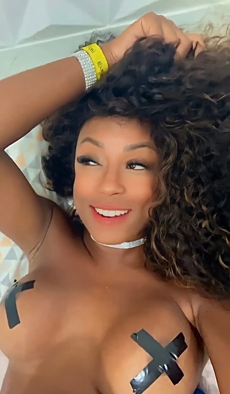 Foto di nudo di fuga di OnlyFans di Lumena Aleluia