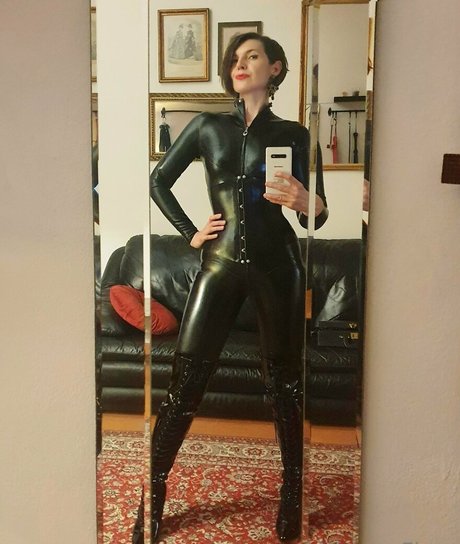 Foto di nudo di fuga di OnlyFans di Mistresselena