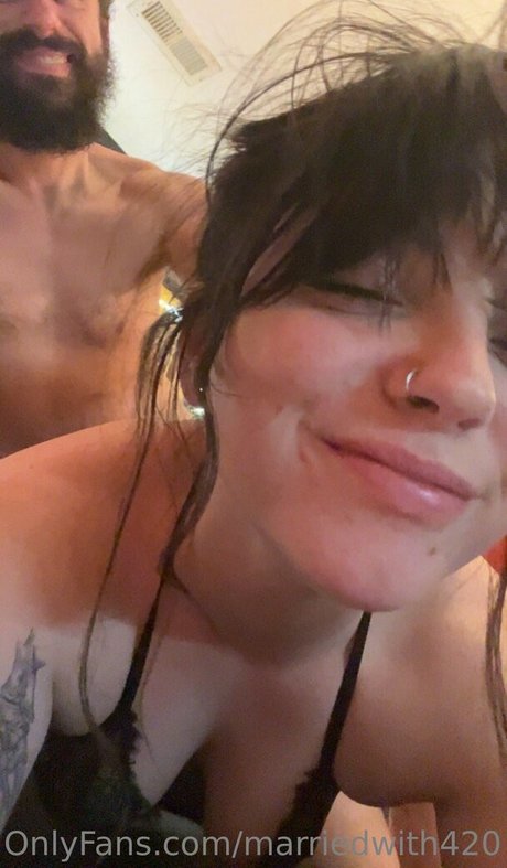Foto di nudo di fuga di OnlyFans di Marriedwith420