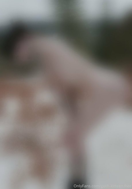 Foto di nudo di fuga di OnlyFans di Gothkitteenfree
