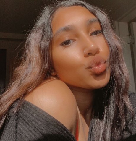 Foto di nudo di fuga di OnlyFans di Jeanette Prakash