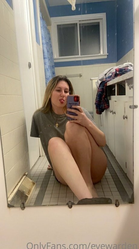 Foto di nudo di fuga di OnlyFans di Eve Warden
