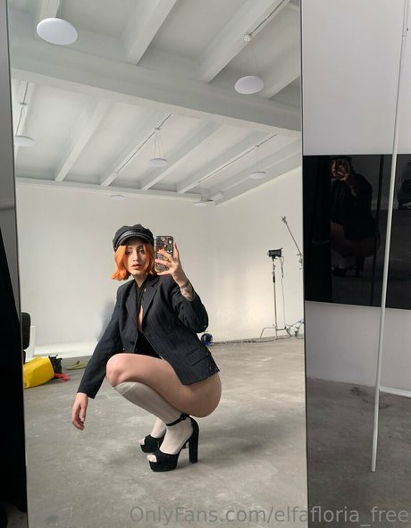 Foto di nudo di fuga di OnlyFans di Elfafloriafree