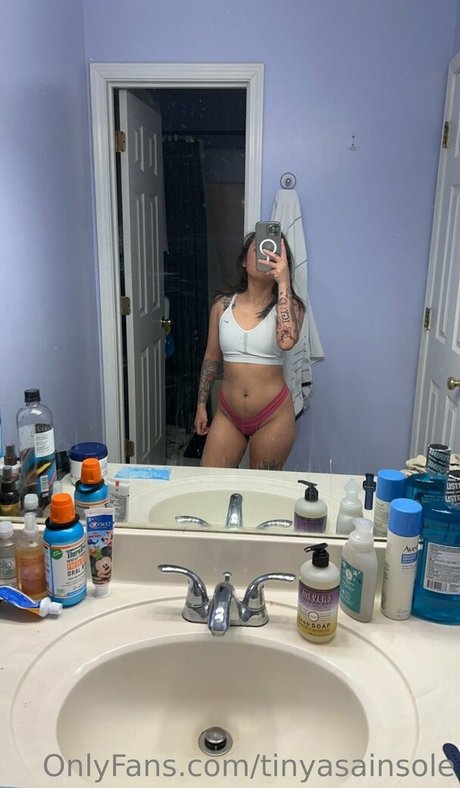 Foto di nudo di fuga di OnlyFans di Tinyasainsole