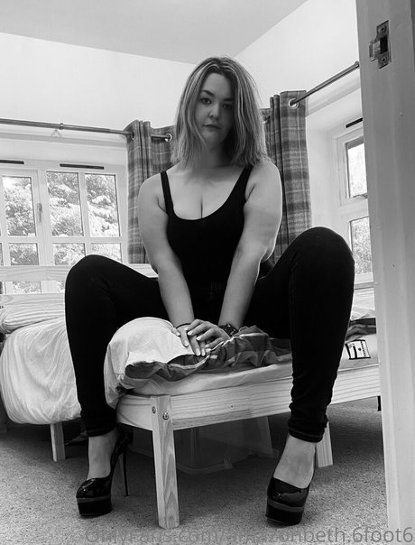 Foto di nudo di fuga di OnlyFans di Amazonbeth6foot6