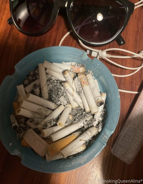 Foto di nudo di fuga di OnlyFans di Smokingqueenalina