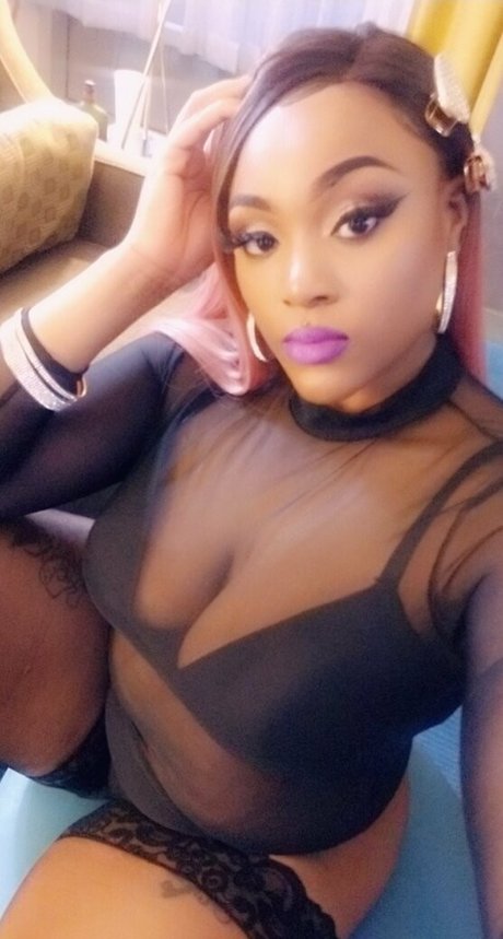 Foto di nudo di fuga di OnlyFans di Fineapplediva
