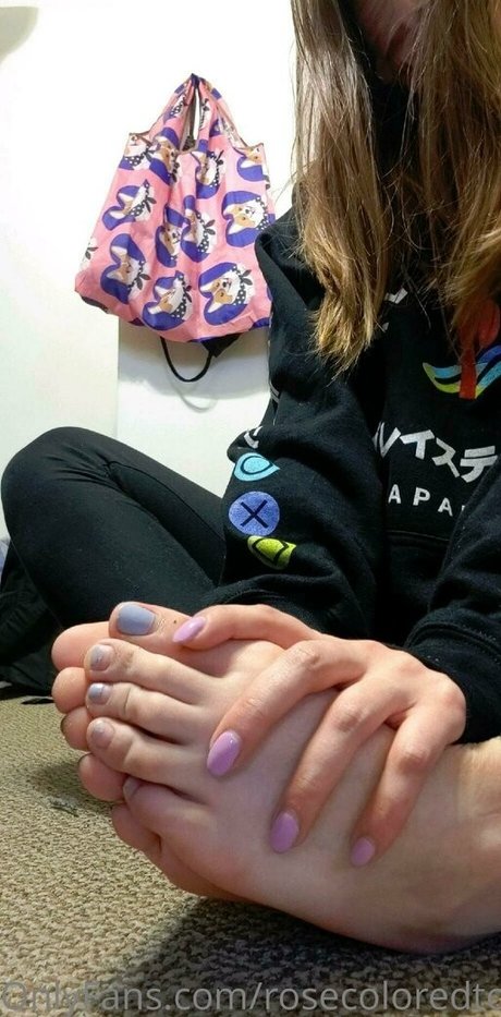 Foto di nudo di fuga di OnlyFans di Rosecoloredtoesfree