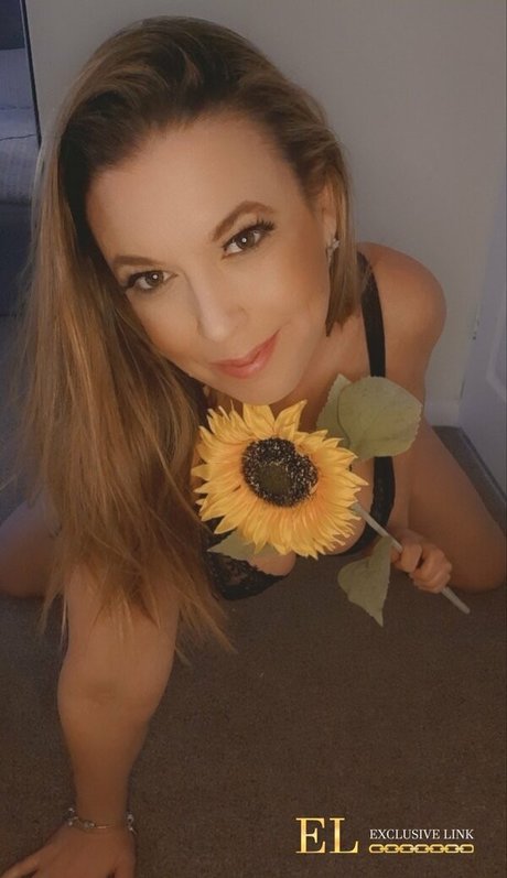 Foto di nudo di fuga di OnlyFans di Maisie Lewis