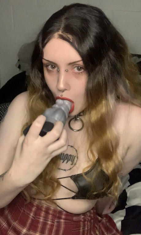 Foto di nudo di fuga di OnlyFans di Gothbabybrat
