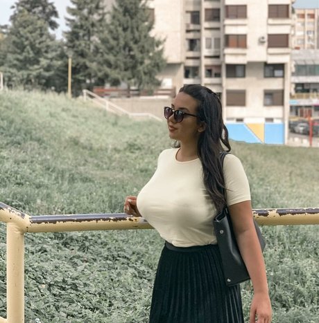 Foto di nudo di fuga di OnlyFans di Emina Jahi