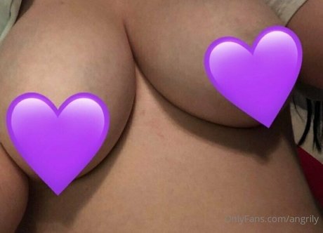 Foto di nudo di fuga di OnlyFans di Angrily